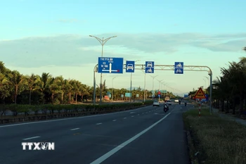 Tuyến đường ven biển Võ Chí Công qua Khu kinh tế mở Chu Lai. (Ảnh: Đỗ Trưởng/TTXVN)