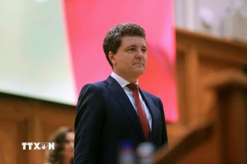 Ông Nicusor Dan tuyên thệ nhậm chức Tổng thống Romania tại Bucharest ngày 26/5/2025. (Ảnh: THX/TTXVN)