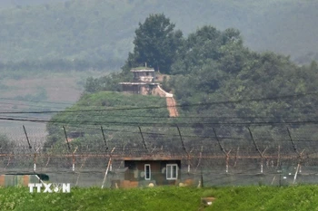 Trạm gác của quân đội Triều Tiên (phía trên) và Hàn Quốc (phía dưới) được nhìn từ khu vực biên giới liên Triều ở thành phố Paju (Hàn Quốc) ngày 27/7/2023. (Ảnh: AFP/TTXVN)