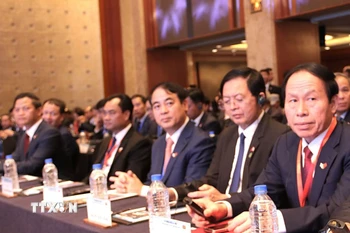 Bí Thư Nghiêm Xuân Thành (thứ 3 từ phải sang) tham dự Diễn đàn Kinh tế Việt Nam-Hàn Quốc. (Ảnh: Khánh Vân/TTXVN)