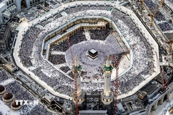 Các tín đồ Hồi giáo cầu nguyện tại Đền thờ Lớn ở thánh địa Mecca, Saudi Arabia trước lễ hành hương Hajj, ngày 11/6/2024. (Ảnh: AFP/TTXVN)