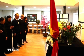 Đại diện Ban chấp hành Hội người Việt Nam tại Hà Lan viếng nguyên Chủ tịch nước Trần Đức Lương. (Ảnh: TTXVN phát)