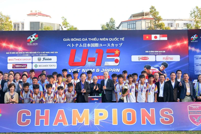 Ban tổ chức trao giải hạng nhất cho U13 Becamex Hồ Chí Minh City FC. (Ảnh: PV/Vietnam+)