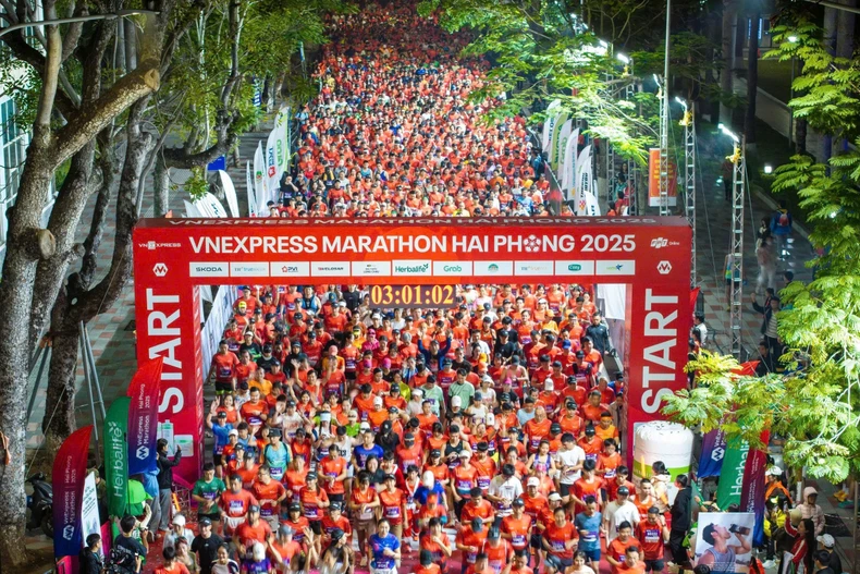 Gần 14 ngàn Vận động viên từ vạch xuất phát.( Ảnh: PV/Vietnam+)