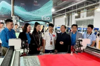 Đoàn công tác của Liên đoàn Lao động tỉnh Thanh Hóa đến thăm, động viên và mừng tuổi công nhân lao động trở lại làm việc sau Tết. (Ảnh: Liên đoàn Lao động tỉnh Thanh Hóa)