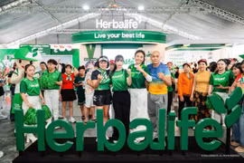 Vận động viên tại khu vực trưng bày của Herbalife. (Ảnh: PV/Vietnam+)