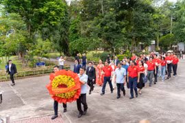Tổng Lãnh sự Đinh Hoàng Linh dẫn đầu đoàn công tác dâng hương, dâng hoa tưởng nhớ Chủ tịch Hồ Chí Minh. (Ảnh: PV/Vietnam+)