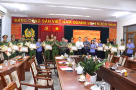 Trung tướng Mai Hoàng - Giám đốc Công an Thành phố Hồ Chí Minh (giữa) khen thưởng các tập thể, cá nhân có thành tích xuất sắc trong đấu tranh, triệt phá đường dây mua bán trái phép chất ma túy liên tỉnh. (Ảnh: CA Thành phố Hồ Chí Minh cung cấp)