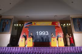 Các đại biểu thực hiện nghi thức khai mạc Ngày hội Văn hoá Việt Nam - Thái Lan tại Trường Đại học Hoàng gia Udon Thani. (Ảnh: PV/Vietnam+)