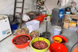 Cơ sở sản xuất, buôn bán thịt bò giả và thịt bò có chứa chất cấm tại phường Bình Trị Đông, Thành phố Hồ Chí Minh. (Ảnh: CA Thành phố Hồ Chí Minh cung cấp)