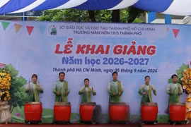 Tiết mục văn nghệ, đánh trống khai hội của các thầy cô giáo trường Mầm non 19/5 gây ấn tượng trong Lễ khai giảng năm 2026. (Ảnh: PV/Vietnam+)
