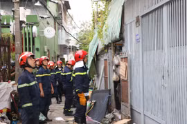 Toàn cảnh con hẻm trên đường Trường Sa, nơi xảy ra vụ sập gác nhà khiến ba người mắc kẹt. (Ảnh: PV/Vietnam+)