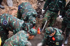 Lực lượng chức năng phát hiện và quy tập được 26 bộ hài cốt liệt sĩ cùng 10 bộ di vật kèm theo tại Khu B Công viên Lê Thị Riêng trong ngày 24/8. (Ảnh: PV/Vietnam+)