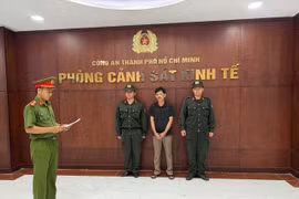 Đối tượng Trần Quang Vũ (áo đen giữa) tại Cơ quan Công an Thành phố Hồ Chí Minh. (Ảnh: CA Thành phố Hồ Chí Minh cung cấp)