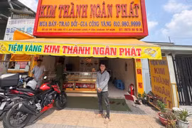 Đối tượng Nguyễn Minh Đắc trước tiệm vàng xảy ra vụ cướp. (Ảnh: CA Thành phố Hồ Chí Minh cung cấp)