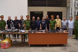 Các bị can bị khởi tố, thu giữ 27 khẩu súng cùng nhiều linh kiện, đạn dược và phương tiện gia công. (Ảnh: CA Thành phố Hồ Chí Minh cung cấp)