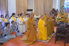 Lễ Vu Lan ở chùa Minh Đạo: Những đóa hồng thắm rơi trên ngực áo hiếu hạnh