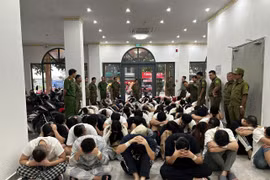 Các đối tượng nhập cảnh trái phép, lao động bất hợp pháp, đánh bạc và lừa đảo trên không gian tại Cơ quan Công an Thành phố Hồ Chí Minh. (Ảnh: CA Thành phố Hồ Chí Minh cung cấp)