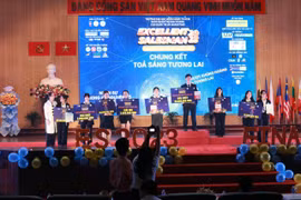 Các thí sinh Excelent Saleman đạt giải thưởng của cuộc thi do Trường Đại học Ngân hàng Thành phố Hồ Chí Minh tổ chức. (Ảnh: PV/Vietnam+)