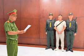 Công an Thành phố Hồ Chí Minh đọc quyết định khởi tố bị can, bắt tạm giam đối với SUN YUPENG (Tôn Bằng), quốc tịch Trung Quốc, về hành vi xâm phạm quyền sở hữu công nghiệp đối với nhãn hiệu “Hằng Du Mục”. (Ảnh: CA Thành phố Hồ Chí Minh cung cấp)
