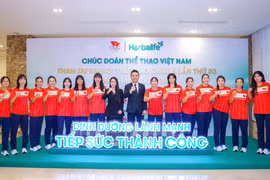 Đại diện Herbalife Việt Nam động viên các vận động viên lên đường chinh phục huy chương tại ASIAD 2026. 