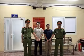 ông Trần Thanh Lâm (thứ 2 từ phải sang) và ông Dương Quốc Thái (thứ 2 từ trái sang) bị bắt giữ để điều tra về hành vi “gây rối trật tự công cộng” xuất phát từ va chạm giao thông. (Ảnh: CA Thành phố Hồ Chí Minh cung cấp)