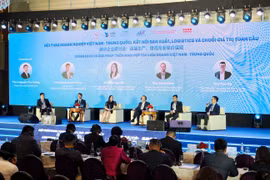 Các diễn giả tham gia phiên tọa đàm “Chính sách và giải pháp triển khai hợp tác liên doanh Việt Nam – Trung Quốc” tại Hội thảo Doanh nghiệp Việt Nam – Trung Quốc. (Ảnh: PV/Vietnam+)