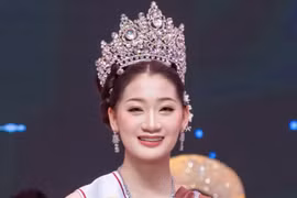 Nụ cười rạng rỡ của cô gái Thái Lan 19 tuổi đăng quang Hoa hậu Áo dài Việt Nam tại Udon Thani