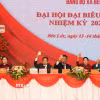 Đoàn Chủ tịch Đại hội Đảng bộ xã Bến Lức biểu quyết thông qua dự thảo Nghị quyết Đại hội. (Ảnh: Thanh Bình/TTXVN)