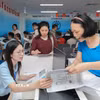 Người dân làm thủ tục hành chính tại Trung tâm phục vụ hành chính công thành phố Hà Nội. (Ảnh: Phan Phương/TTXVN)