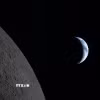 Hình ảnh Mặt Trăng (trái) và Trái Đất nhìn từ tàu vũ trụ Orion trong sứ mệnh Artemis II, ngày 6/4/2026. (Ảnh: THX/TTXVN)
