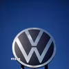 Biểu tượng hãng Volkswagen tại trụ sở ở Wolfsburg, Đức. (Ảnh: AFP/TTXVN)