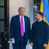 Tổng thống Mỹ Donald Trump (thứ 2, trái) trong cuộc gặp Tổng thống Ukraine Volodymyr Zelensky (phải) tại Nhà Trắng ở Washington, D.C., ngày 17/10/2025. (Ảnh: THX/TTXVN)