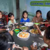 Học sinh Trường Phổ thông Dân tộc bán trú Tiểu học Kon Plông, xã Kon Plông, tỉnh Quảng Ngãi vui vẻ bên bữa ăn bán trú đảm bảo an toàn, chất lượng. (Ảnh: Dư Toán/TTXVN)