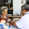 Người cao tuổi tại Viện dưỡng lão Tâm An (Thành phố Hồ Chí Minh) được khám sức khỏe. (Ảnh: Đinh Hằng/TTXVN)