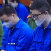 Bị cáo Lê Khắc Ngọ (tức Mr Hunter, bên trái) và bị cáo Phó Đức Nam (tức Mr Pips) tại phiên xét xử sáng 27/10. (Ảnh: Phạm Kiên/TTXVN)