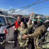 Các thành viên Lữ đoàn Al-Qassam và Al-Quds tiến hành lễ trao trả 4 nữ binh sỹ Israel cho Ủy ban Chữ thập Đỏ Quốc tế (ICRC) tại thành phố Gaza, ngày 25/1/2025. (Ảnh: AA/TTXVN)