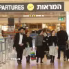 Hành khách tại sân bay quốc tế Ben Gurion ở gần Tel Aviv, Israel. (Ảnh: THX/TTXVN phát)