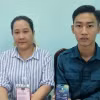Anh Đỗ Văn Quý (SN 2006, phường Vĩnh Thông, An Giang) trả lại 290 triệu đồng cho bà Nguyễn Thị Huỳnh (xã Cái Nước, Cà Mau) là người đã chuyển nhầm số tiền trên vào tài khoản của Quý. (Ảnh: TTXVN phát)