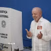Tổng thống Brazil Lula da Silva bỏ phiếu tại một điểm bầu cử ở Sao Bernardo do Campo, Brazil, ngày 25/10/2026. (Ảnh: THX/TTXVN phát)