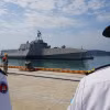 Các binh sỹ hải quân Campuchia chào đón tàu chiến USS Cincinnati của Mỹ khi cập bến tại cầu cảng căn cứ hải quân Ream ở Sihanoukville, Campuchia, ngày 24/1. (Ảnh AP)