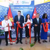 Phó Thủ tướng Cuba Oscar Pérez-Oliva Fraga (thứ 3, từ trái sang), Đại sứ Việt Nam tại Cuba Lê Quang Long (thứ 5, từ trái sang) và Chủ tịch Hội đồng quản trị Tổng Công ty Thái Bình Trần Thanh Tú (thứ 2, từ trái sang) cắt băng khai trương gian hàng Việt Nam. (Ảnh: Việt Hùng/TTXVN)