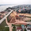 Thi công cầu Mễ Sở - một trong những hạng mục trọng điểm của dự án đường Vành đai 4 - Vùng Thủ đô, có tổng mức đầu tư khoảng 4.900 tỷ đồng bắc qua sông Hồng, nối Hà Nội với tỉnh Hưng Yên. (Ảnh: Vũ Quang/TTXVN)