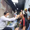 Bác sỹ Trạm Y tế xã Hiệp Phước khám, kiểm tra sức khỏe cho học sinh khu vực ghi nhận ca bệnh não mô cầu. (Ảnh: Đinh Hằng/TTXVN)