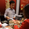 Hoạt động mua, bán vàng tại Công ty Vàng bạc Phú Quý, phố Trần Nhân Tông, Hà Nội. (Ảnh: Trần Việt/TTXVN)