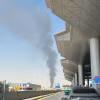 Khói bốc lên gần sân bay quốc tế King Khalid ở thủ đô Riyadh, Saudi Arabia, ngày 19/9/2026. (Ảnh: THX/TTXVN phát)