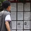 Một người dân đang xem tin tuyển dụng tại trung tâm giới thiệu việc làm ở Daerim-dong, Guro-gu, Seoul. (Ảnh: Yonhap)