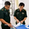Đoàn công tác Bộ Quốc phòng kiểm tra công tác chống khai thác IUU tại Trạm kiểm soát Biên phòng Sông Đốc (Đồn Biên phòng Sông Đốc). (Ảnh: Hoàng Tá/TTXVN phát)