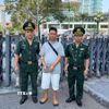 Bộ đội Biên phòng Lào Cai bắt giữ đối tượng Triệu Phó Nghị vì hành vi chuyển trái phép tiền tệ qua biên giới mà không làm thủ tục khai báo hải quan. (Ảnh: TTXVN phát)