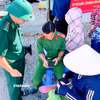 Chiến sỹ Biên phòng Hòn Chuối phối hợp cùng lực lượng Công an trực tiếp hỗ trợ hộ dân thực hiện các đăng ký tài khoản định danh điện tử. (Ảnh: Chanh Đa/Vietnam+)